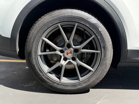 Certified 2025 Porsche Cayenne AWD/4WD image 9