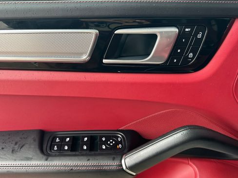 Used 2022 Porsche Cayenne S image 11