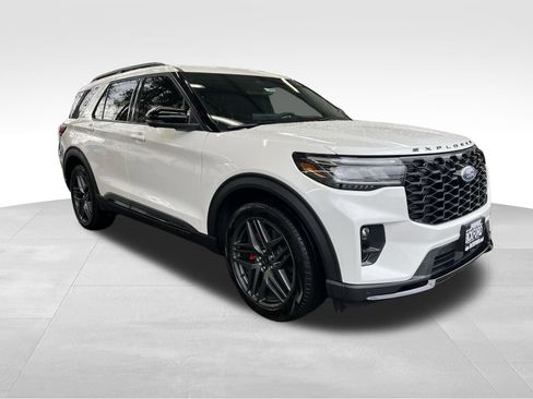 Used 2025 Ford Explorer ST image 3