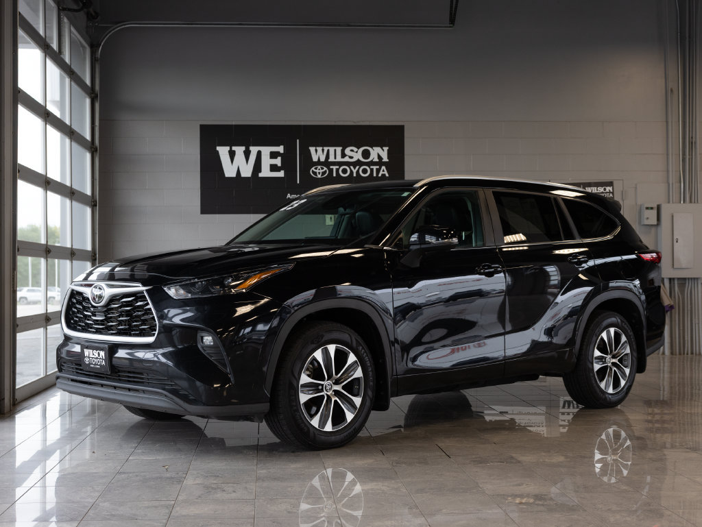 Used 2023 Toyota Highlander XLE AWD/4WD image 2