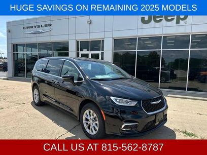 New 2025 Chrysler Pacifica Select