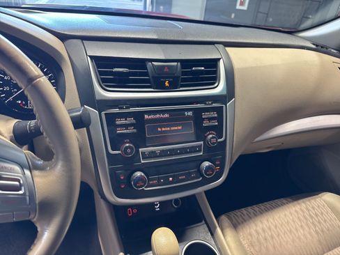 Used 2017 Nissan Altima 2.5 SV w/ Interior Lighting Package image 5