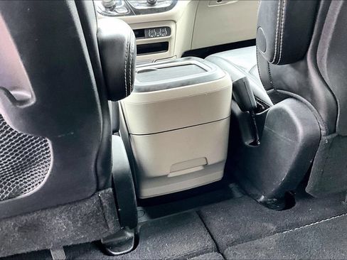 Used 2023 Chrysler Pacifica Touring-L FWD image 34