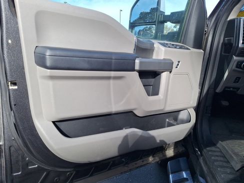 Used 2017 Ford F250 XLT w/ XLT Premium Package image 8