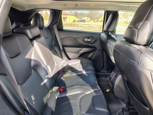 Used 2019 Jeep Cherokee Limited image 17