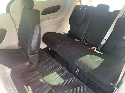 Used 2017 Chrysler Pacifica LX FWD image 11