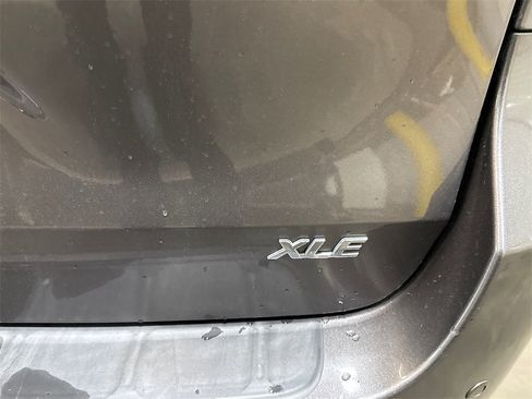 Used 2011 Toyota Sienna XLE image 9