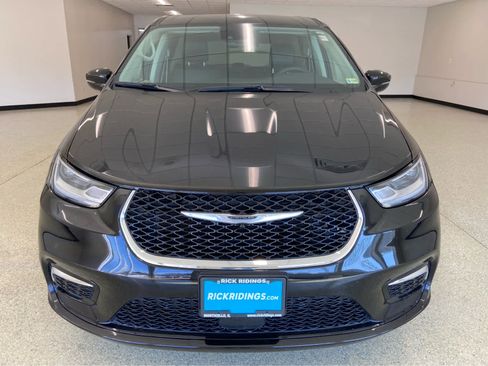 Used 2024 Chrysler Pacifica Touring-L image 2