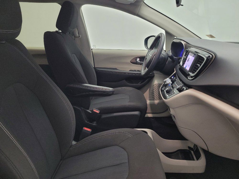 Used 2022 Chrysler Voyager LX FWD image 21