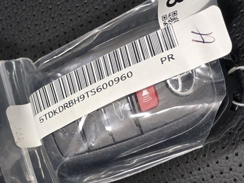 New 2026 Toyota Highlander Platinum image 36