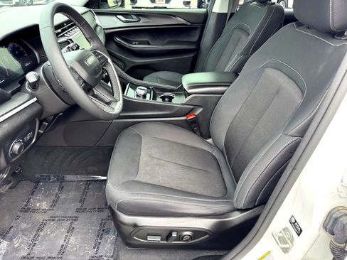 Used 2024 Jeep Grand Cherokee Laredo image 12