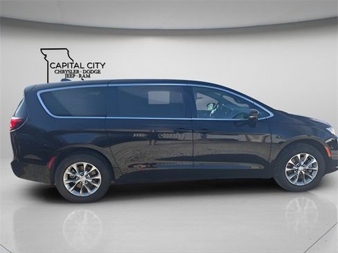 New 2026 Chrysler Pacifica Select image 10