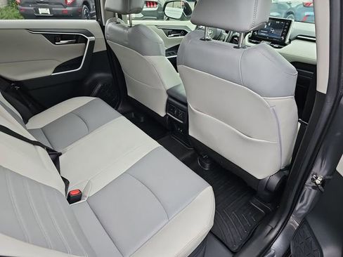 Used 2021 Toyota RAV4 XLE Premium image 11
