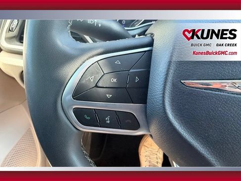 Used 2023 Chrysler Pacifica Touring-L FWD image 21