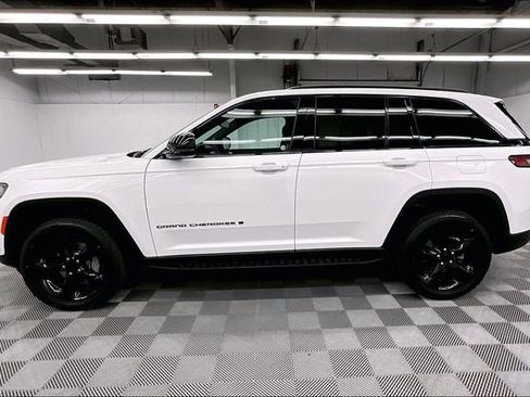 Used 2024 Jeep Grand Cherokee Limited w/ Luxury Tech Group II image 15