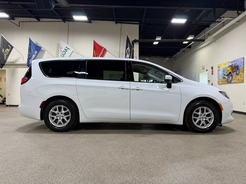 Used 2020 Chrysler Voyager LX FWD image 4