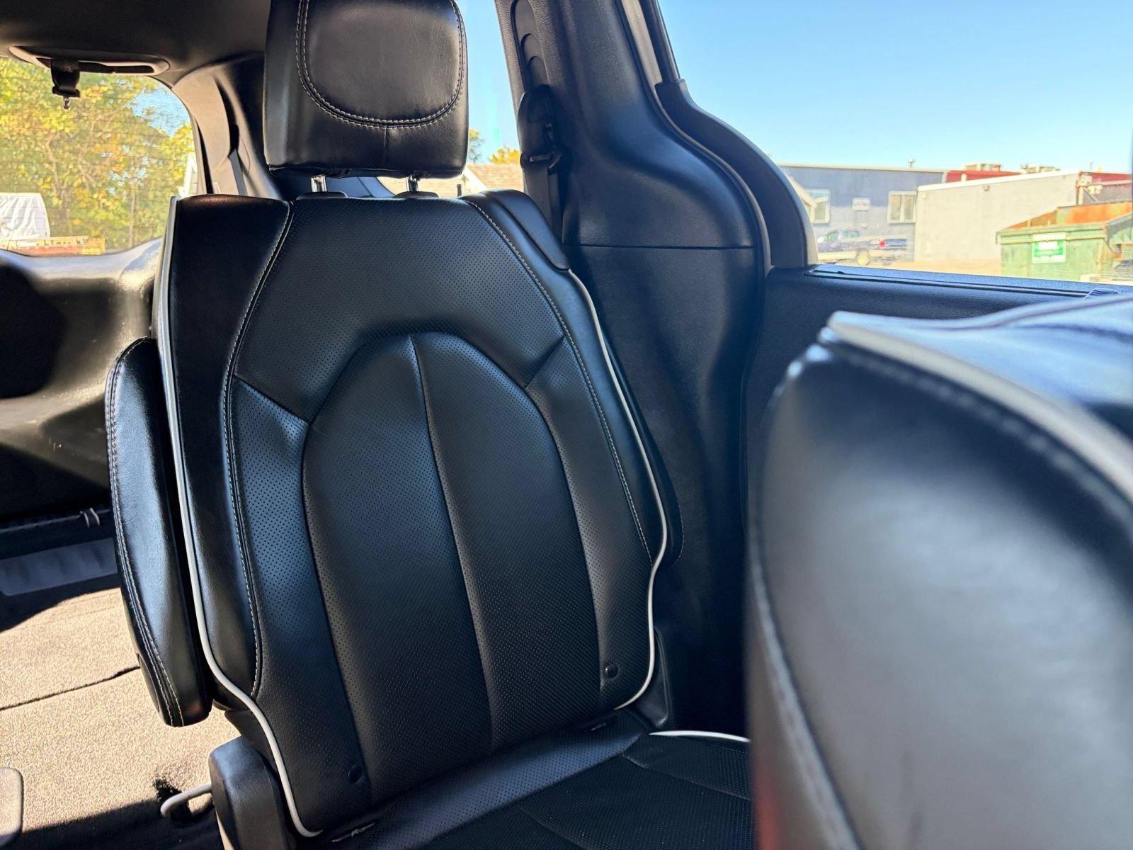 Used 2025 Chrysler Pacifica Limited FWD image 41