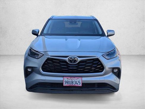 Used 2022 Toyota Highlander XLE AWD/4WD image 2