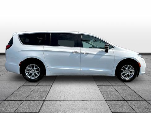 Used 2024 Chrysler Pacifica Touring-L FWD image 4