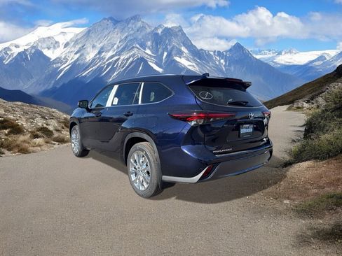 New 2026 Toyota Highlander XLE image 3