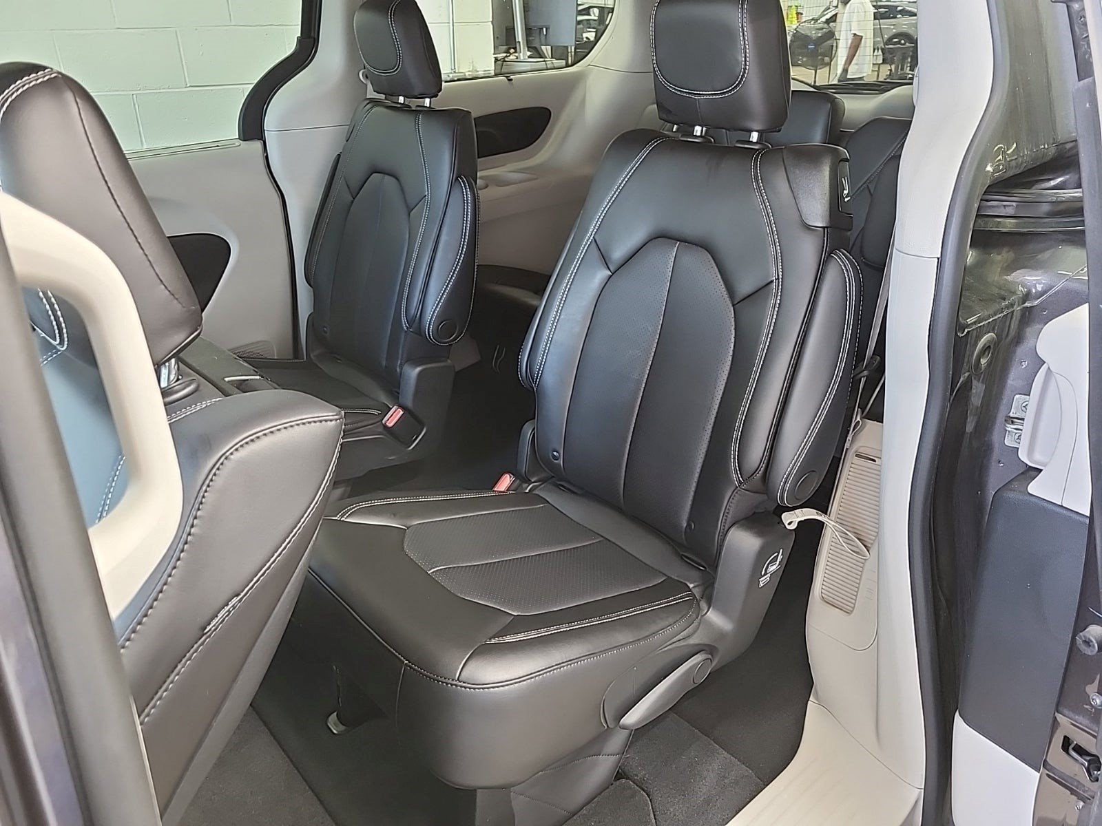Used 2023 Chrysler Pacifica Touring-L w/ Uconnect Theater Family Group AWD/4WD image 9