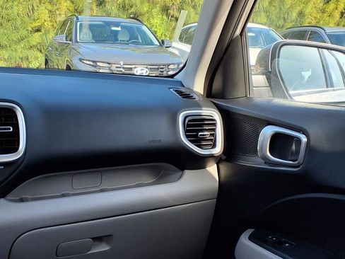 New 2025 Hyundai Venue SEL image 18