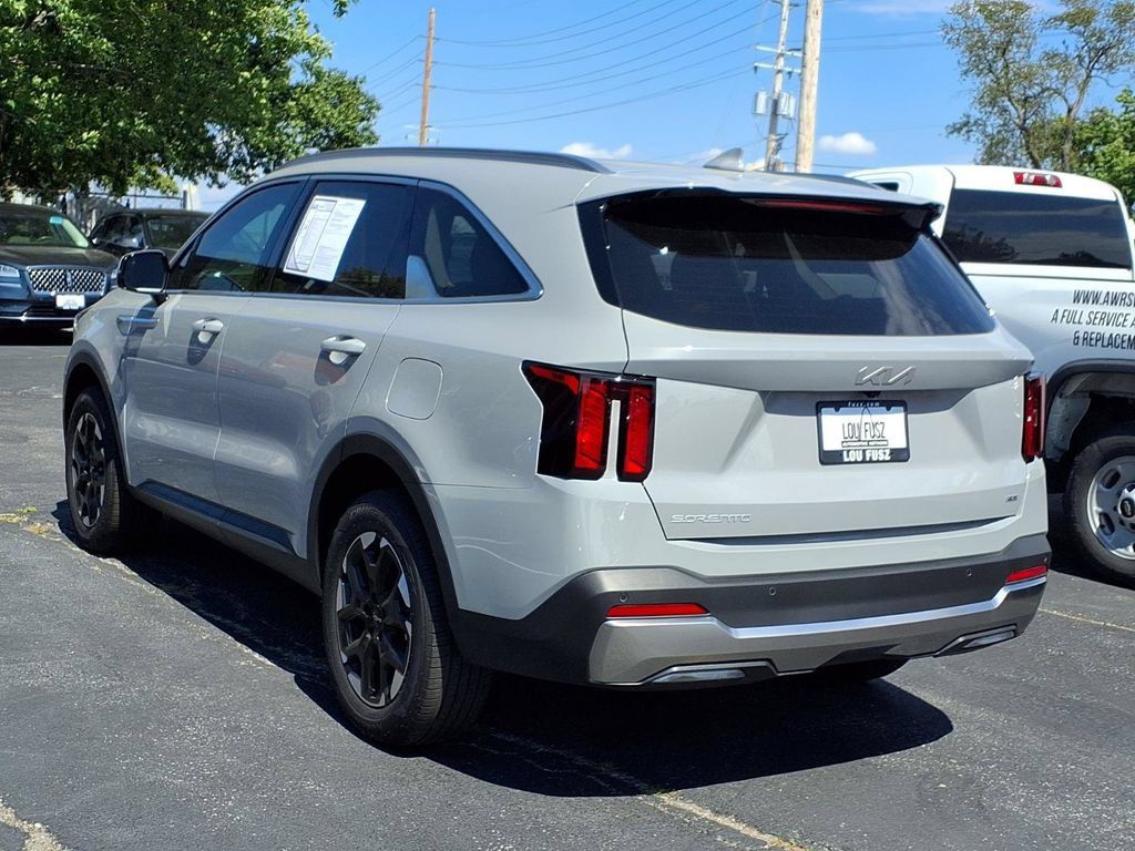 Used 2025 Kia Sorento S AWD/4WD image 4