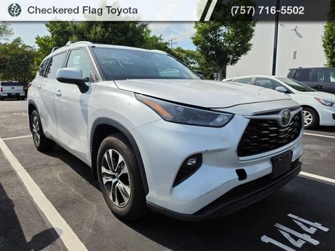 Used 2023 Toyota Highlander XLE AWD/4WD image 3