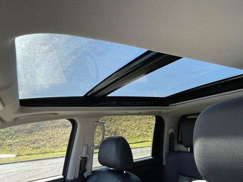 Used 2021 Nissan Titan SL w/ Moonroof Package image 27