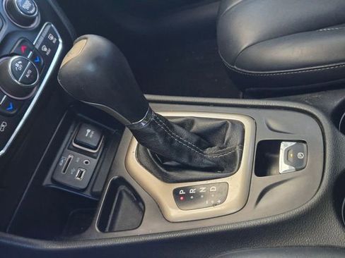 Used 2015 Jeep Cherokee Limited FWD image 11