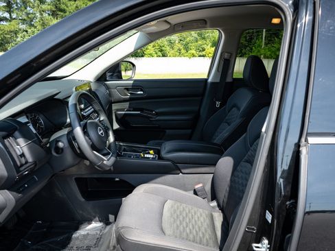 Used 2022 Nissan Pathfinder SV FWD image 14