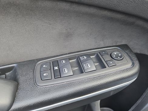 Used 2023 Chrysler 300 C image 14