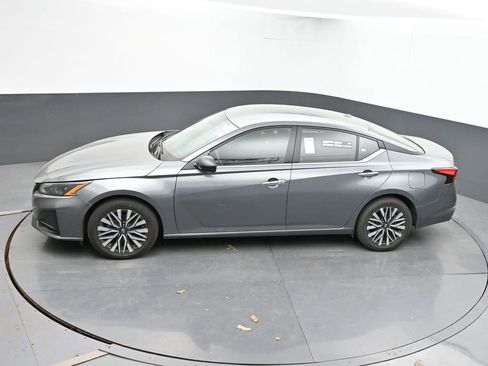 Used 2024 Nissan Altima 2.5 SV AWD/4WD image 18