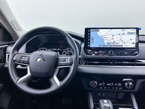 New 2025 Mitsubishi Outlander ES image 13