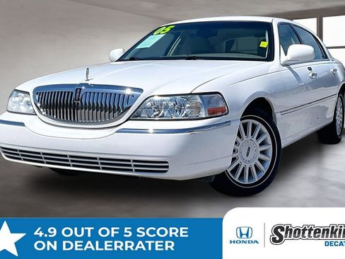 Used 2005 Lincoln Town Car Signature image 1