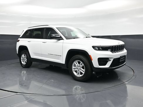 Used 2025 Jeep Grand Cherokee Laredo w/ Luxury Tech Group I AWD/4WD image 19