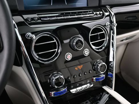 Certified 2022 Rolls-Royce Cullinan w/ Dark Exterior Package AWD/4WD image 22