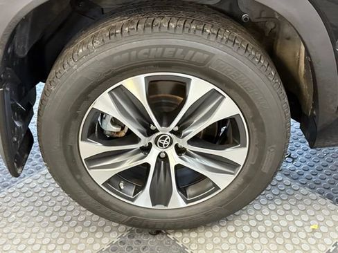 Used 2023 Toyota Highlander L image 12