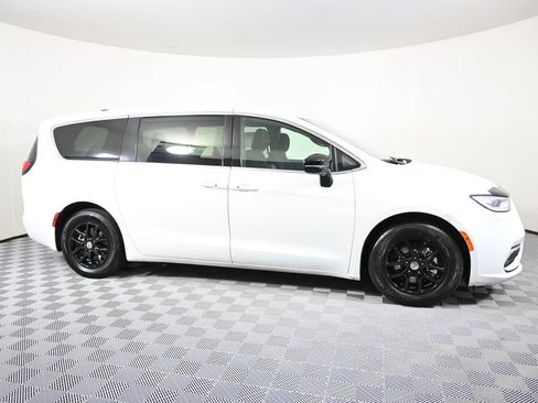 Used 2024 Chrysler Pacifica Touring FWD image 8
