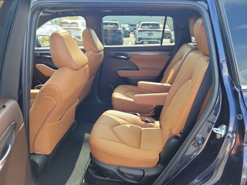 Used 2022 Toyota Highlander Platinum FWD image 14