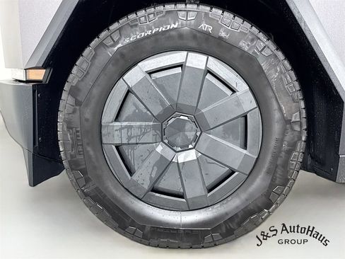 Used 2025 Tesla Cybertruck AWD Crew Cab image 37