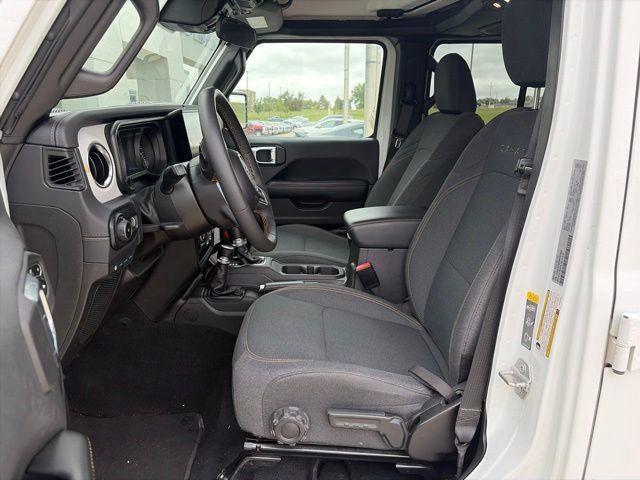 Used 2024 Jeep Wrangler Unlimited Sahara AWD/4WD image 5