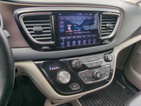 Used 2018 Chrysler Pacifica Touring-L Plus image 30