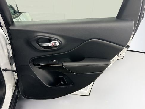 Used 2023 Jeep Cherokee Altitude Lux image 32