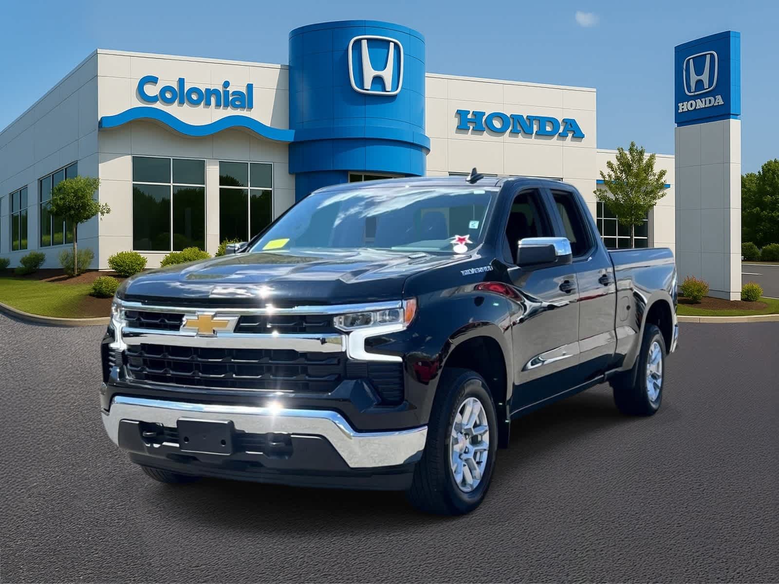 Used 2025 Chevrolet Silverado 1500 LT AWD/4WD image 2