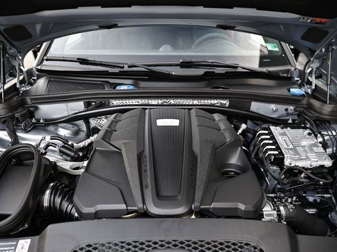 New 2026 Porsche Macan GTS image 32