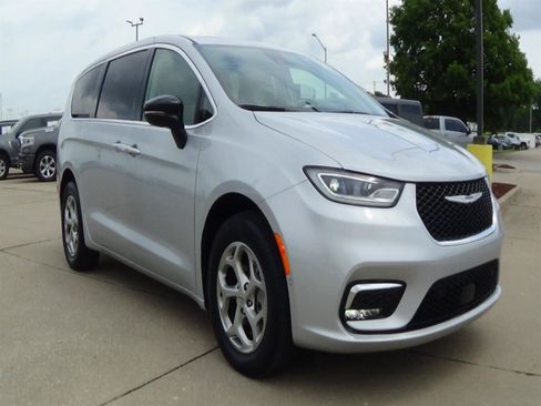 Certified 2024 Chrysler Pacifica Limited AWD/4WD image 4