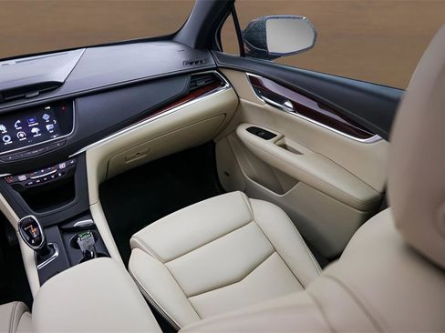 Used 2018 Cadillac XT5 Luxury w/ Driver Awareness Package image 24