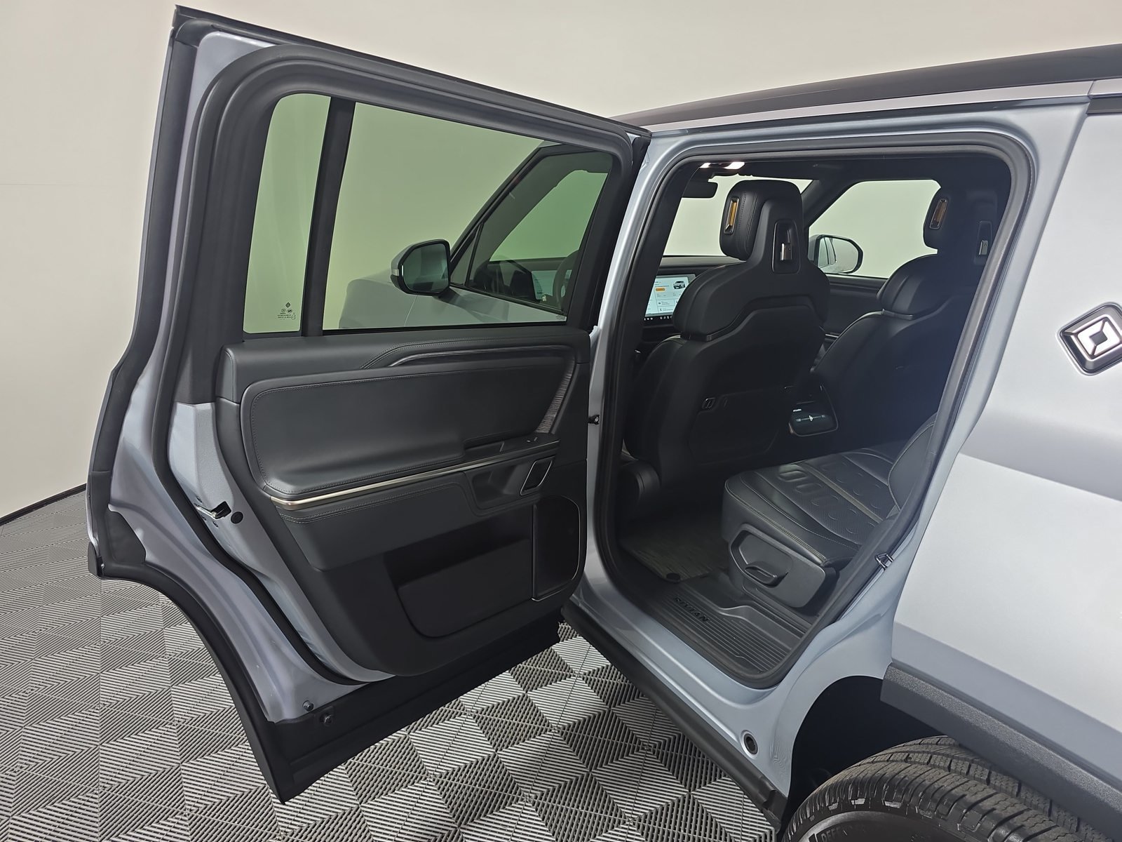 Used 2024 Rivian R1S Adventure Dual AWD/4WD image 17