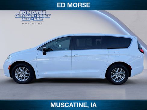 Used 2024 Chrysler Pacifica Touring-L FWD image 2